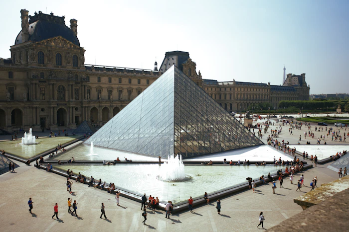 Pyramide du Louvre à Paris