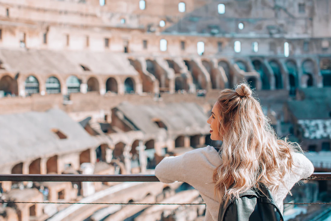 Voyageuse devant les gradins du Colisée, à Rome